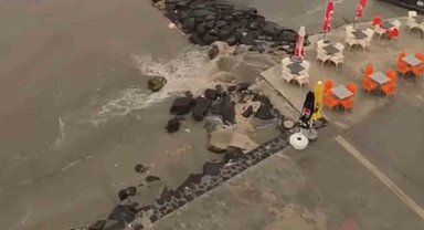 Tekirdağ'da kuraklığın ardından gelen sağanak yağış sokakları dereye çevirdi