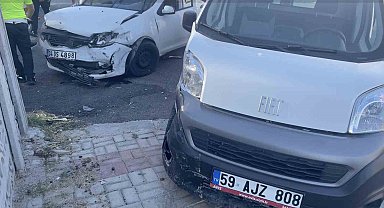 Tekirdağ'da otomobil hafif ticari araçla kafa kafaya çarpıştı: 1 yaralı