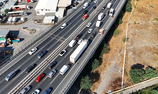 TEM Otoyolu'nda aynı noktada 24 saat içinde ikinci kez kamyon devrildi