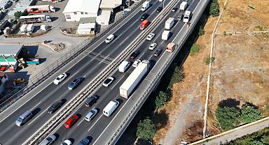 TEM Otoyolu'nda aynı noktada 24 saat içinde ikinci kez kamyon devrildi