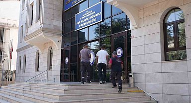 Temizlik personelleri buldukları cüzdanları polise teslim etti