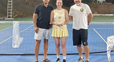 Tenis turnuvasında şampiyon olanlar halıyı kaptı