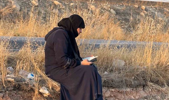 Ters dönen araçtan çıkan kadın oturup Kuran'ı Kerim okudu
