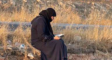 Ters dönen araçtan çıkan kadın oturup Kuran'ı Kerim okudu