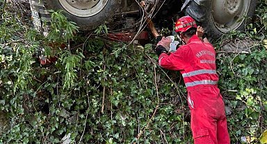 Ters dönen traktörün altında sıkışan sürücü yaralandı