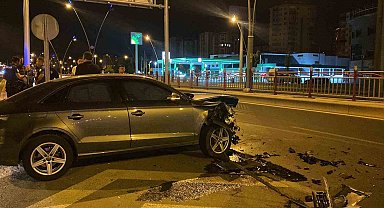 Ters yöne dönmeye çalışan otomobil kazaya neden oldu: 1 yaralı