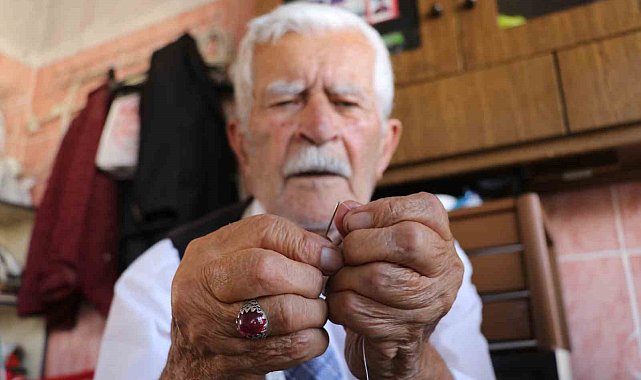 Terzilik mesleğini 80 yıldır sürdüren yaşlı adam: ''Dükkânı açmazsam hasta olurum''
