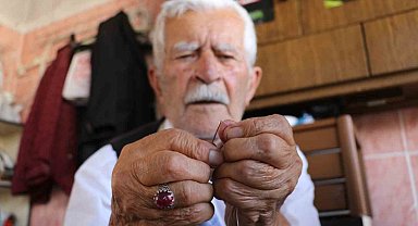 Terzilik mesleğini 80 yıldır sürdüren yaşlı adam: ''Dükkânı açmazsam hasta olurum''