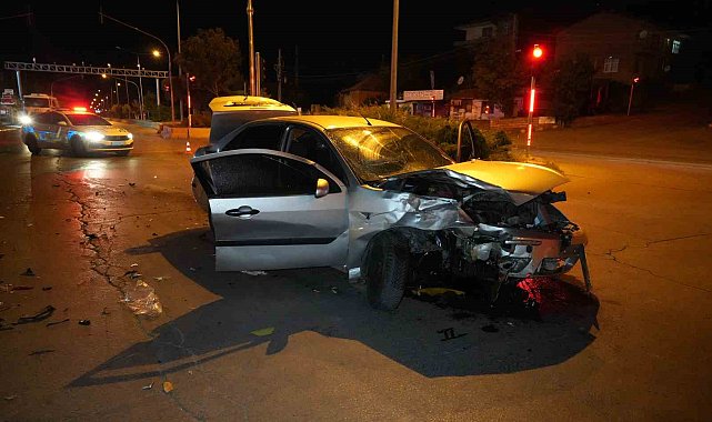 Ticari taksi ile otomobil kafa kafaya çarpıştı: 3 yaralı