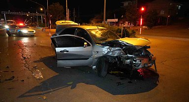 Ticari taksi ile otomobil kafa kafaya çarpıştı: 3 yaralı