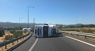 Tır devrildi; otoyol kavşağı kapandı