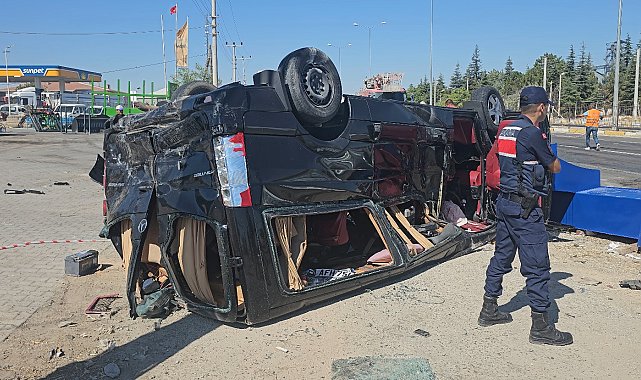 Tır, önünde seyreden 2 minibüse çarptı: 3 yaralı