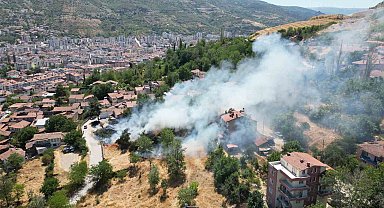 Tokat'ta boş arazide çıkan yangın evlere sıçramadan söndürüldü