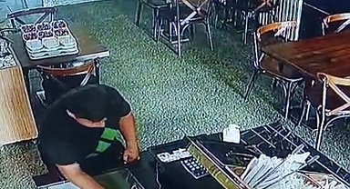 Topallayarak girdiği restorandan cüzdan çaldı, hırsızlık anı kameraya yansıdı