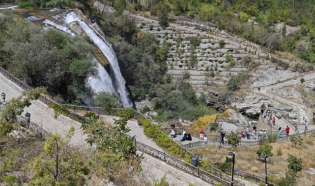 Tortum Şelalesi'nde su seviyesi düştü, ziyaretçi ilgisi sürüyor