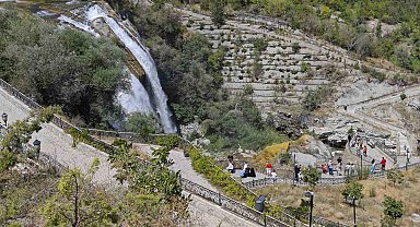 Tortum Şelalesi'nde su seviyesi düştü, ziyaretçi ilgisi sürüyor
