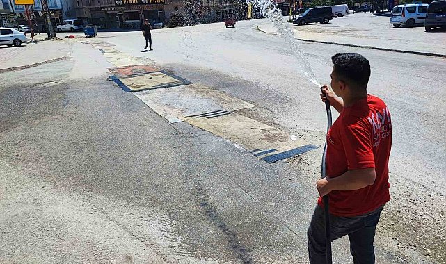 Toza halı da çare olmayınca vatandaş bu kez de sulamaya başladı