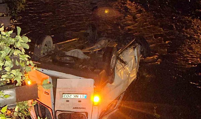 Trabzon'da minibüs dereye uçtu: 3 yaralı