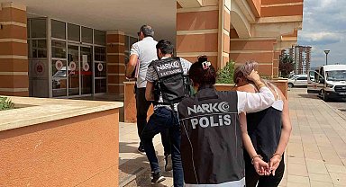 Trafik ekibinin durdurduğu motosikletteki şahısların üzerinden uyuşturucu çıktı: 2 tutuklama