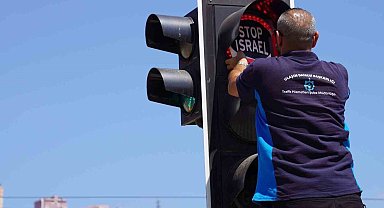 Trafik ışıklarına yerleştirilen "Free Gaza" ve "Stop Israel" mesajlarıyla zulme dikkat çekildi