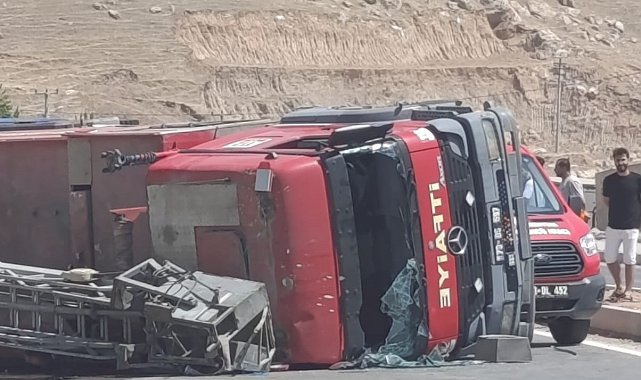 Trafik kazası geçiren itfaiye erleri yaralı halde yangına müdahale etti