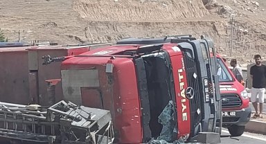 Trafik kazası geçiren itfaiye erleri yaralı halde yangına müdahale etti
