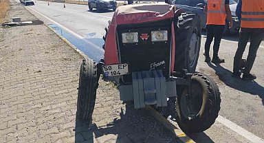 Traktör ile otomobil çarpıştı: 3 yaralı