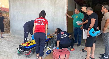 Traktörle çarpışıp römorkun altında kalan motosikletin sürücüsü ölümden döndü