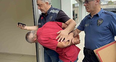 Tramvayda genç kadının fotoğraflarını çeken şahsa meydan dayağı