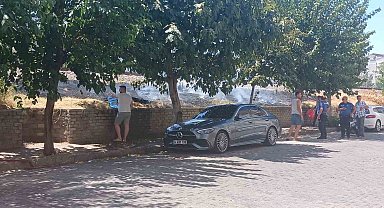 Tren yolunda kenarında çıkan yangın araçlara sıçramadan söndürüldü