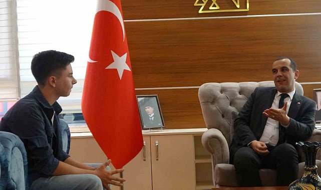 Türk bayrağı hassasiyetiyle yürekleri ısıtan çocuk: "Her gördüğüm bayrağı düzeltiyordum"