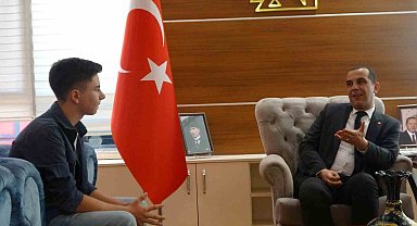Türk bayrağı hassasiyetiyle yürekleri ısıtan çocuk: "Her gördüğüm bayrağı düzeltiyordum"