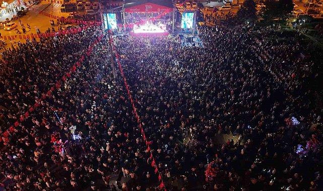 Türk Halk Müziği sanatçıları, Zafer Bayramı'na özel konserde sahne aldı