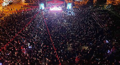 Türk Halk Müziği sanatçıları, Zafer Bayramı'na özel konserde sahne aldı
