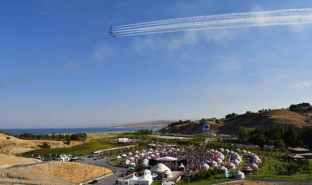 Türk Yıldızları'nın gösterisi nefes kesti