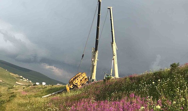 Uçuruma yuvarlanan TIR dorsesi ve dozer vinçle çıkartıldı