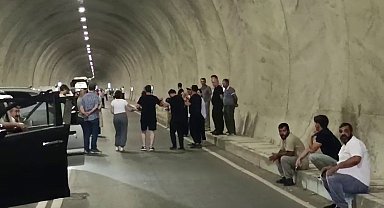 Uluslararası yol saatlerce kapandı: Vatandaşlar tepkili