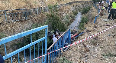 Ümraniye'de otomobiller çarpıştı, araçlardan biri dereye düştü