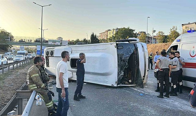Ümraniye'de servis midibüsü devrildi: 8 yaralı