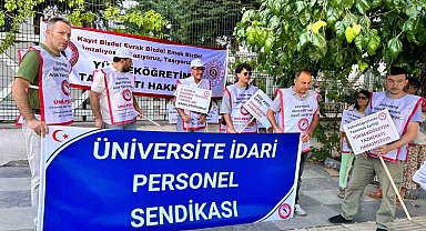 Üniversite idari personeli eylem yaptı