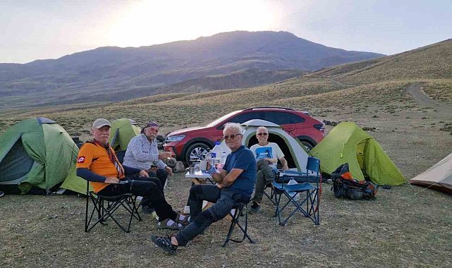Uşaklı dağcılar, Malazgirt Zaferi anısına Süphan Dağı'na tırmandı