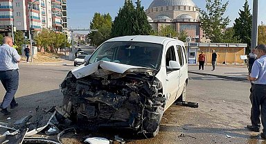 Vakaya giden sivil ekip aracı ile otomobil çarpıştı: 2'si polis 3 yaralı