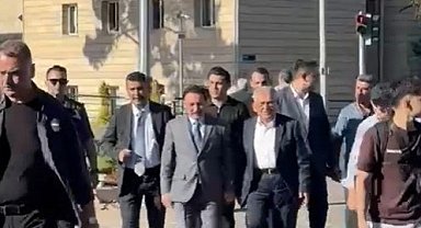 Vali Çiçek, trafik ışıklarını bekleyerek karşıya geçti