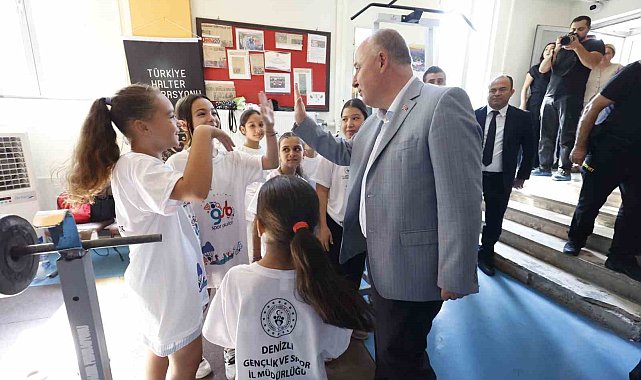 Vali Coşkun minik sporcuların heyecanına ortak oldu