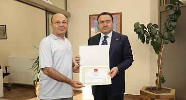 Vali Işın, emekli olan polis memuruna hizmet belgesini verdi