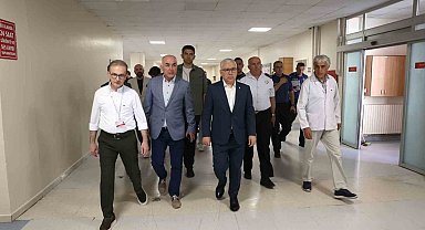 Vali Şimşek, minibüs kazasında yaralananları hastanede ziyaret etti