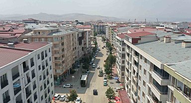 Van Büyükşehir Belediyesi Suvaroğlu Caddesi'ni yeniliyor