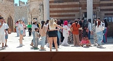 Van'da tarihi camiye uygunsuz kıyafetlerle girilmesi tepki topladı