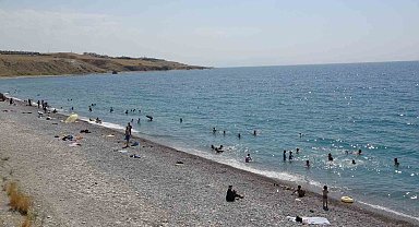 Van Gölü mavi bayraklı plajıyla tatilcilerin akınına uğradı