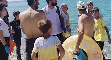 Van Gölü'nde boğulma tehlikesi geçiren baba ve oğul balıkçılar tarafından kurtarıldı
